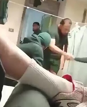 “一名囚犯,看到在竞争对手的牢房中握手,并于4月底在悉尼的Parklea惩教中心,sydney