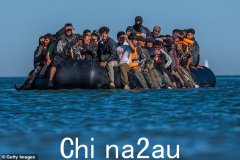 托里说，移民驱逐出境的航班可能以“最后一刻”的法律挑战为基础：律师将试图阻止与法国的一次性单返回。
