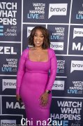 Gayle King Channels Bff Oprah Winfrey在Emmys举行体重减轻之旅后展示了修剪腰