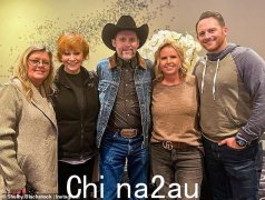 现年70岁的Reba Mcentire在约会五年后与68岁的雷克斯·林恩（Rex Linn）订婚...他们确认了2025年艾美奖奖的新闻