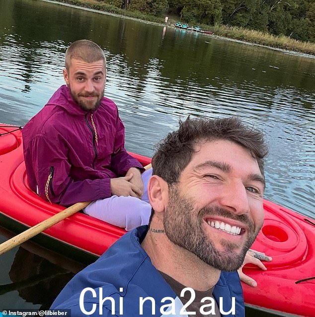 “他和一个朋友去皮划艇时在水上花费了更多的时间，而比伯在水上时似乎兴高采烈地精神振奋”