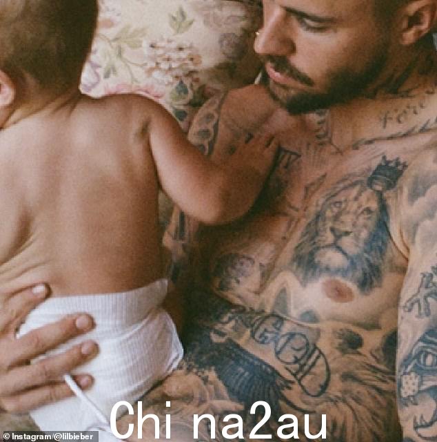 “除了两张照片，这两张照片似乎是在本周早些时候记录的比伯（Bieber）的同一旅行中拍摄的，他还分享了一张照片，作为他最近的专辑swag