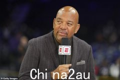 与NBA传奇有联系的真人秀电视明星在2025年艾美奖颁奖典礼上看起来无法识别...您能猜测谁吗？