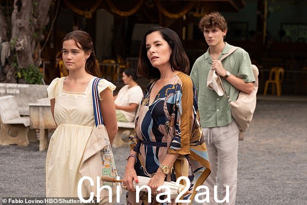“苹果的工作室和HBO的《白莲花季》第三季(如图)都列为23个提名,后者的系列为多个支持和来宾演员提名为其结束的演员提名。