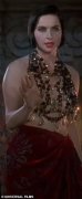 珍娜·奥尔特加（Jenna Ortega）频道标志性90年代电影，在2025年艾美奖颁奖典礼上非常有启发性服装