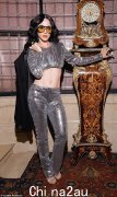 凯蒂·佩里（Katy Perry）在闪闪发光的银色服装中炫耀她的扁平腹肌，她一生前往巴西
