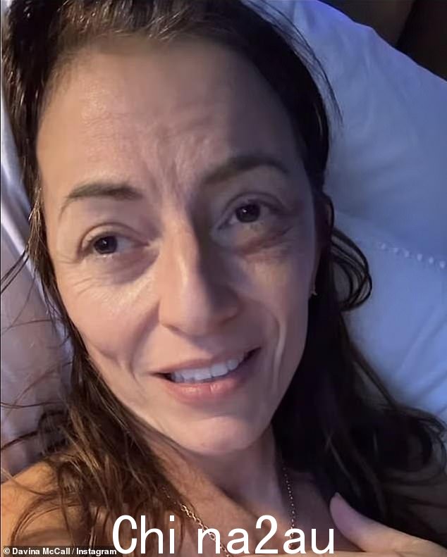 “现年57岁的电视节目主持人在11月告诉粉丝,医生如何发现一种'非常罕见的'胶体囊肿,仅影响一百万人中的三分之三,并在4月证实,扫描表明,该扫描将在2022年11月在手术后“不会回来”。”