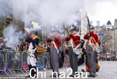 皇家公主在爱丁堡附近加入历史游行时，都很微笑