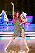 戴安娜·布斯威尔（Dianne Buswell）成为有史以来第一个严格的职业专业人士，因为她透露自己在新系列前一个星期期望自己的第一个孩子