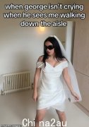 Charli XCX与1975年的明星乔治·丹尼尔（George Daniel）结结在一起时，穿着纯洁的白色礼服，在西西里举行的情感第二婚礼上，与乐队成员Matty Healy和他的妈妈