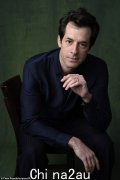 马克·罗森（Mark Ronson）承认针对迈克尔·杰克逊（Michael Jackson）的虐待儿童指控迫使他“重新审视”与流行音乐之王的酒店会议，成为13岁的想成为DJ