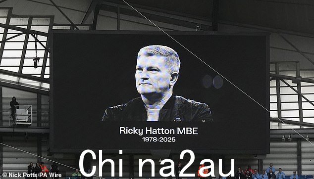 A tribute on the big screen to the late Ricky Hatton MBE, ahead of the Premier League match at Etihad Stadium,曼彻斯特。里奇·哈顿（Ricky Hatton）从曼彻斯特的一家地毯店升起，以两个不同的举重赢得世界冠军，并吸引了拳击世界，他去世了46岁。图片日期：2025年9月14日，星期日。图片来源应阅读：Nick Potts/PA Wire。限制性：编辑使用仅与未经授权的音频，视频，数据，固定列表，俱乐部/联赛徽标或“实时”服务无用。在线内部使用限制为120张图像，没有视频仿真。在投注，游戏或单俱乐部/联赛/玩家出版物中无用。数据播放 - 创建=“ True”> Hatton </h2> <p class =“ EmbedParagr_1i1nw9of”>两个曼彻斯特俱乐部联合起来向前世界冠军拳击手Ricky Hatton。骄傲的Mancunian是今天要在阿提哈德（Atihad）观看游戏。吹哨子结束了一分钟的掌声，这是一场巨大的咆哮。 emptyembedParagraph_3ryfl04u“> </p> 15:26 <h2 class =” postemtitle_1wqugghhnh“ data-track-module =“ live-blog-title” data-display-creatplay-creation-date-date-date =“ true” Manchester United players are walking out of the tunnel now for the 197th Manchester Derby.</p><p class=