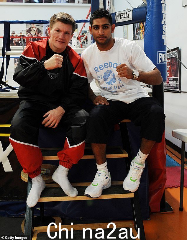 Ricky Hatton poses for a photograph with Amir Khan during a training session at the IBA Gym on April 28, 2009 in内华达州拉斯维加斯。 atementembedParagraph_3ryfl04u“> </p> 14:44 <h2 class =” postemtitle_1wqugghhnh“ data-track-module =” live-blog title“数据dati sisplay-creation-creation-date-date =“ true” true“ true”> true> hatton对曼彻斯特的新闻</h2> <p class__ emted ='震惊的曼彻斯特，英国拳击和更广泛的体育世界。</p> <p class =“ embedparagraph_1i1nw9of”>哈顿是这座城市的代名词，在那里长大了，然后才赢得了一群当地球迷。感觉就像是一个残酷的转折，他已经在阿提哈德的曼彻斯特德比比赛日去世了。 class =“ EmbedParagraph_1i1nw9of”>，在2008年，他实现了在阿提哈德体育场与胡安·拉兹卡诺（Juan Lazcano）作战的梦想。 </p> <p class =“三年前，当他击败俄罗斯的科斯蒂亚·tszyu（Kostya tszyu）时，他在男人竞技场的一个拥挤的家园前在一个挤满人的家园前创造了历史瞬间是当诺埃尔（Noel）和利亚姆·加拉格尔（Liam Gallagher）在2008年对阵拉斯维加斯的Paulie Malignaggi之前带着世界冠军腰带走进戒指。</p> <p class =“ embedParagragr_1i1nw9of”>也许Oasis Comback Tour在他自己的决定中起着自己的作用，他在12月1日返回了赛车。 emptyembedParagraph_3ryfl04u“> </p> <img loading =“ lazy” src =“ https://i.dailymail.co.uk/1s/2025/09/14/14/14/15/15/1757861079262_WIDE_WIDE_WIDE_GALLERYIMAGE_GALLERYIMAGE_GALLERYIMAGE_FORMED_BORKEXER_BORKICKER_BORT =在曼彻斯特的阿提哈德体育场（Atihad Stadium）举行的欧洲冠军联赛季度比赛之前，哈顿（Hatton）在曼彻斯特（PA）的冠军赛中。 height=