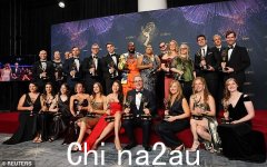 约翰·奥利弗（John Oliver）在Emmys 2025的录取演讲中两次被散发出来