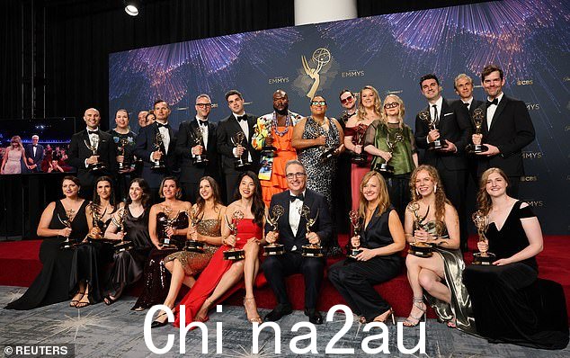 After their speeches, he and his team gathered for a group photo with their emmys“ class =” blkborder img-share'style =“ max Width:100%” loading =“ lazy” /> <p class =“ imagecaption”>在演讲后,他和他的团队与他们的emmys < /p> < /p> < /ppermabox聚集在一起 id=