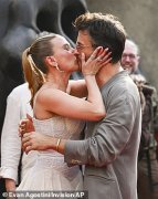 科林·乔斯特（Colin Jost）与妻子斯嘉丽·约翰逊（Scarlett Johansson）一起掌握了2025年艾美奖奖
