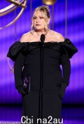 珍妮弗·柯立芝（Jennifer Coolidge）在2025年艾美奖颁奖典礼上在狂野演讲中对自己和伊丽莎白·德比基（Elizabeth Debicki）进行了ozempic插科打