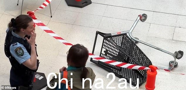 “在串世的犯罪现场与警察说话（如图）“