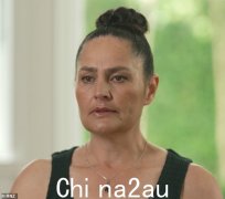 Bombshel​​l Court为三个孩子的母亲的母亲带来了扭曲，他们与父亲一起逃跑了多年 - 直到他与警察致命枪战
