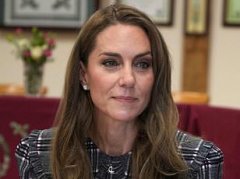 肯特公爵夫人的女儿夫人海伦·泰勒（Helen Taylor）参加已故母亲的守夜时，与父亲一起行走