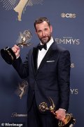 帕克·波西（Parker Posey）为艾米斯（Emmys）2025举起了杯子