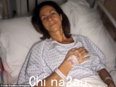 现年55岁的朱莉娅·布拉德伯里（Julia Bradbury）在淋浴剪辑中赤裸裸地分享了她发现自己的书是《星期日泰晤士报》第一畅销书