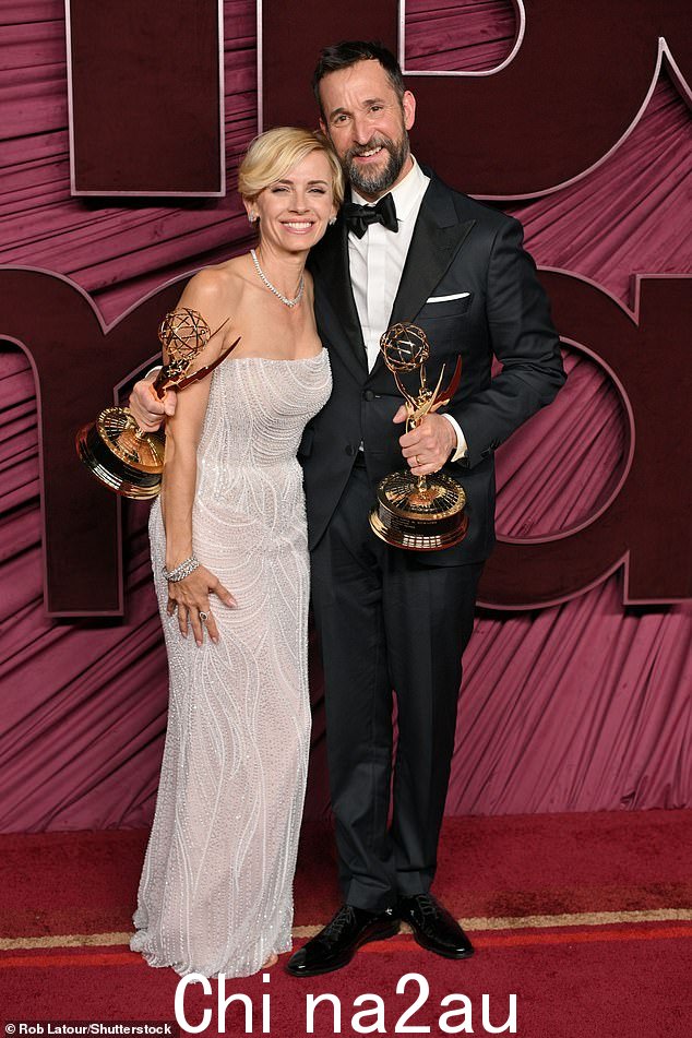 Noah Wyle and his show The Pitt was one of the night's big winners with诺亚(Noah)与妻子萨拉(Sara)class =“ blkborder img-share” style =“ max-width:100%“ loading =” lazy' /> <p class =“ ixecappion”>诺亚·韦尔(Noah Wyle id =“ I-E2173A1CDA8D288F” alt =“这对夫妻在狂欢中分享了一个激动人心的时刻,因为他们标志着诺亚的胜利之夜” class =“ blkborder img-share” style =“ max-width:max-width:100%“ loading =” lazy' /> <p class =“ imagecaption”>这对夫妻俩在狂欢中分享了一个情绪激动的时刻id =“ I-58AF888097053160” src =“ https://i.dailymail.co.uk/1s/2025/2025/09/09/08/102142142643-150999027-image-image-a-a-a-a-a-a-36_1757921788888888888444.jpefter alt =“凯特琳·德弗(Kaitlyn dever穿着闪闪发光的金色外套,并搭配鱼尾裙“ class =“ blkborder img-share” style =“ max-width:100%” loading =“ lazy” /> <p class =“ imagecaption”> kaitlyn dever在带有闪闪发光的金色夹克的乐队中看起来很漂亮id =“ I-4B94895BE4624491” Alt =“ Dan Bucatinsky和Caroline Rhea在聚会后的星光下为相机束缚了相机=“ BlkBorder IMG-Share” style =“ Max-Width:100%“加载=” loading =“ lazy” /> <p class =“ imagecaption”> dan bucatinsky和dan bucatinsky and caroline rhea the party party party party party at party party < /parft party < /p> < /p> < /p> id =“ I-29D729E021C6516C” Alt =“ Blackpink和White Lotus Star Lisa穿着很小的迷你连衣裙穿上非常长腿的展示,当她进入San Vicente Bungalows时“ class =” class =“ blkborder img-share” style =“ max-width:max width:100%“ loading =“ lazy lazy” /> <p class =' into the San Vicente Bungalows</p> <img id=