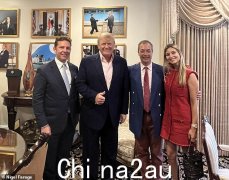 霍莉·瓦朗斯（Holly Valance）与汤米·罗宾逊（Tommy Robinson）一起赞美“团结王国”反移民抗议