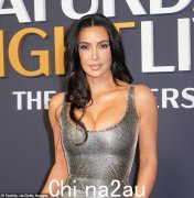 金·卡戴珊（Kim Kardashian）在旧照片中看起来“无法识别”，因为十多年前的杂志封面重新浮出水面