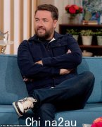 杰森·曼福德（Jason Manford）作为皇家综艺表演的主持人 - 以前的主持人阿曼达·霍尔顿（Amanda Holden）和艾伦·卡尔（Alan Carr）站下来