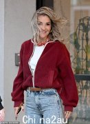 海伦·斯凯尔顿（Helen Skelton）与Gethin Jones分享Instagram Banter时，充满活力