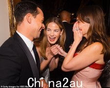 白莲花的Aimee Lou Wood和Walton Goggins避免在与Emmys Bash的联合主演一起参加这些浪漫的谣言之后一起拍摄。