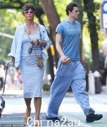 海伦娜·克里斯滕森（Helena Christensen）的儿子mingus Reedus自被指控遭受殴打和骚扰以来首次见到