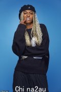 梅尔·B（Mel B）的女儿菲尼克斯·布朗（Phoenix Brown）透露她的妈妈告诉她：“我是著名的人，你不是！”当她鼓励她找到自己的成功时