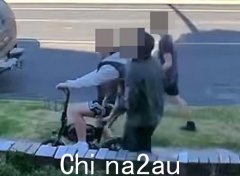 令人震惊的时刻，十几岁的男孩抢夺友好的猫从她的前院叫桶：“这是我的猫”