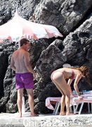现年54岁的乔恩·哈姆（Jon Hamm）和他的比基尼穿着的妻子安娜（Anna），现年37岁